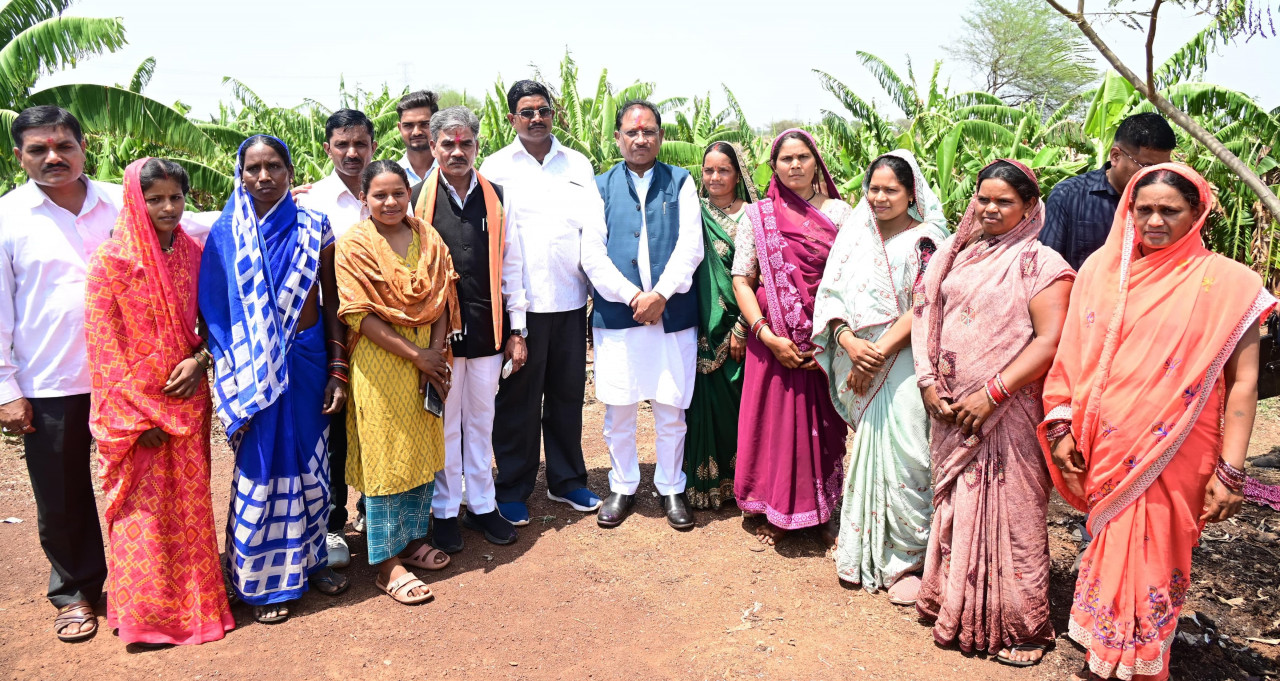 CG- सुशासन तिहार 2025: मुख्यमंत्री साय ने की कृषक रोहित साहू की सराहना, केला और पपीता की उन्नत खेती से कमा रहे लाखों, बना रहे रोजगार के अवसर…. CG- सुशासन तिहार 2025: मुख्यमंत्री साय ने की कृषक रोहित साहू की सराहना, केला और पपीता की उन्नत खेती से कमा रहे लाखों, बना रहे रोजगार के अवसर….