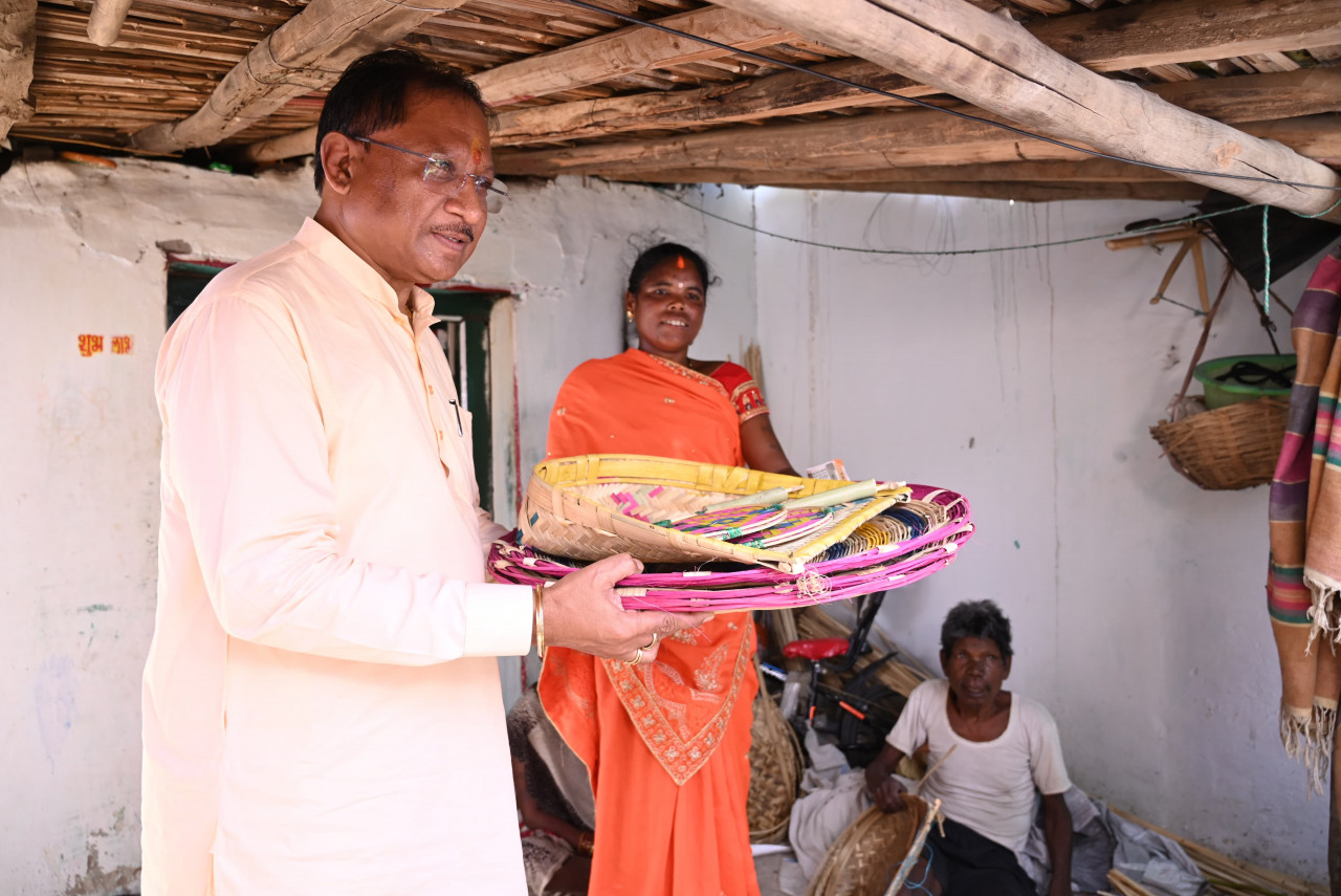 CG- सुशासन तिहार के तहत सीएम साय का दौरा: कमार बस्ती में बांस शिल्प को मुख्यमंत्री की सराहना, परिवार में शादी के लिए स्वयं खरीदे पर्रा, धुकना और सुपा…