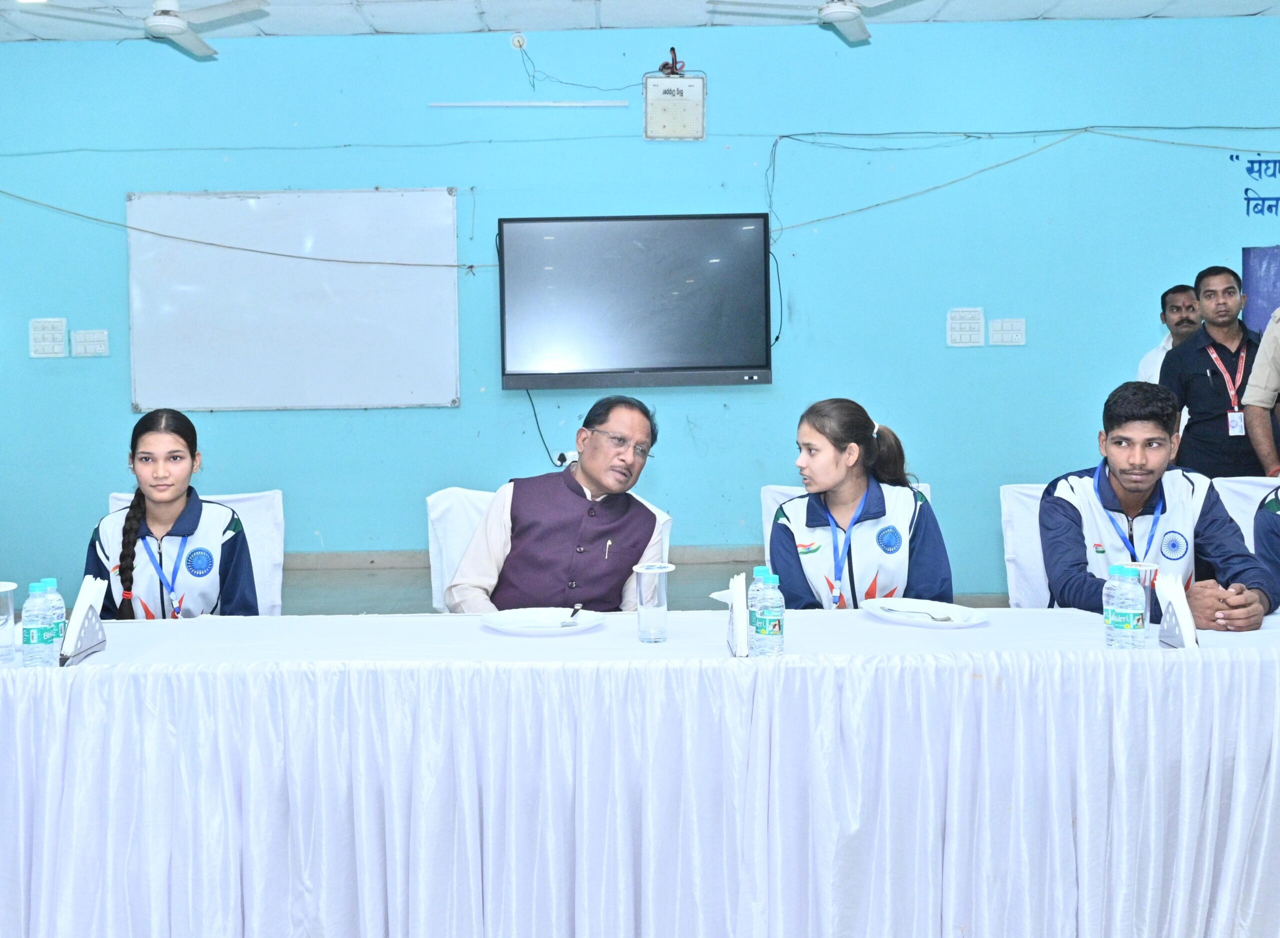 CG News: मुख्यमंत्री विष्णु देव साय ने आकांक्षा विद्यालय में NEET-JEE कोचिंग विद्यार्थियों से किया संवाद… CG News: मुख्यमंत्री विष्णु देव साय ने आकांक्षा विद्यालय में NEET-JEE कोचिंग विद्यार्थियों से किया संवाद…