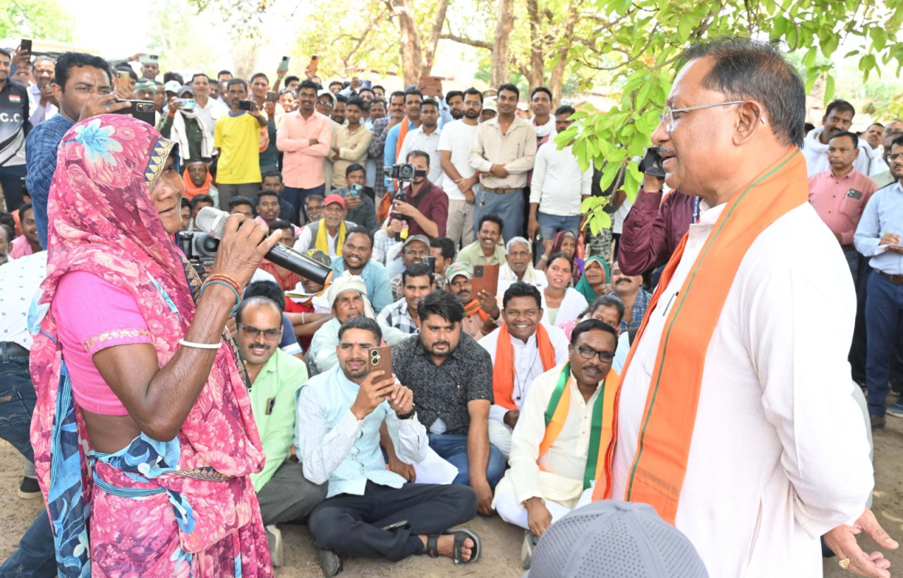 CG- सुशासन तिहार के तीसरे चरण के अंतर्गत मुख्यमंत्री का भ्रमण: CM के आगमन से इस गांव में छाया उत्साह, गुलदस्ते से ग्रामीणों ने किया आत्मीय स्वागत…