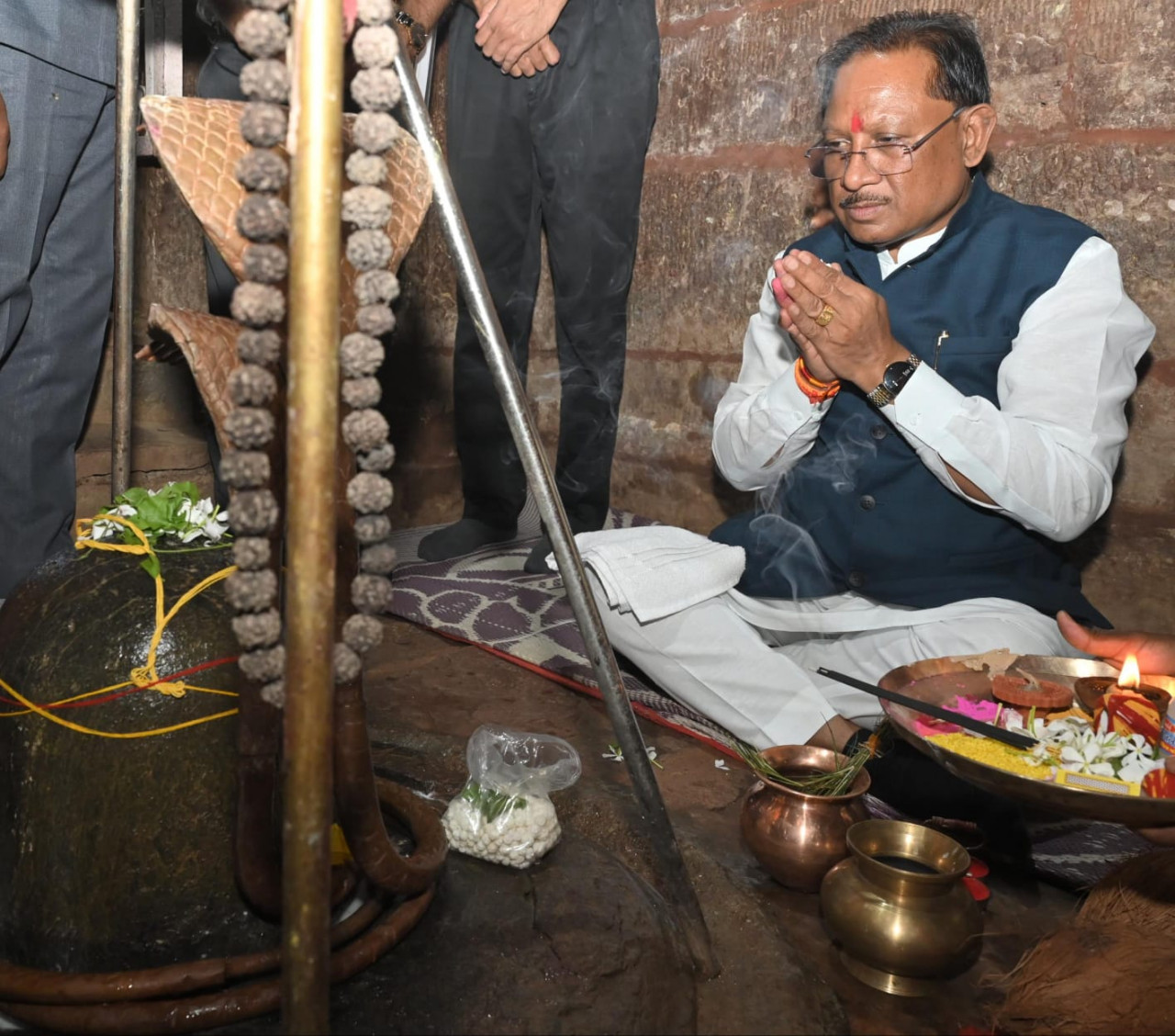 CG News: मुख्यमंत्री विष्णुदेव साय ने प्राचीन शिव-हनुमान मंदिर के दर्शन कर प्रदेशवासियों की सुख-समृद्धि और खुशहाली की कामना की… CG News: मुख्यमंत्री विष्णुदेव साय ने प्राचीन शिव-हनुमान मंदिर के दर्शन कर प्रदेशवासियों की सुख-समृद्धि और खुशहाली की कामना की…