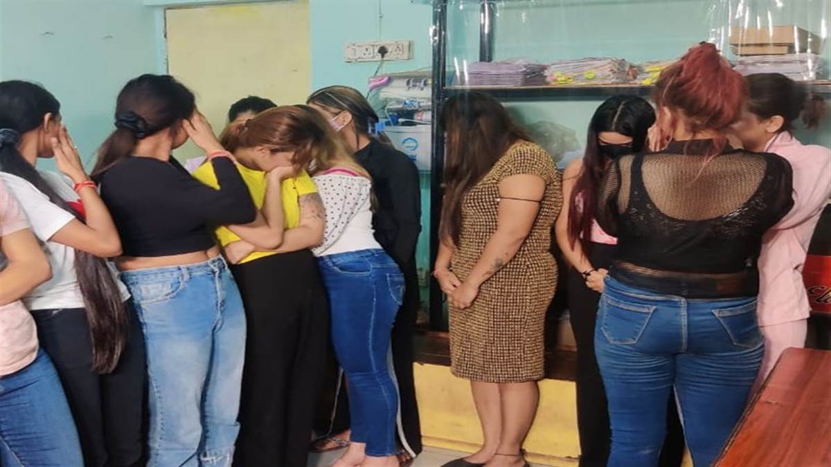 CG NEWS- देह व्यापार का पर्दाफाश: राजधानी के दो होटलों में पुलिस की रेड, पश्चिम बंगाल, उड़ीसा और छत्तीसगढ़ की 11 युवतियों समेत चार पुरुष गिरफ्तार…