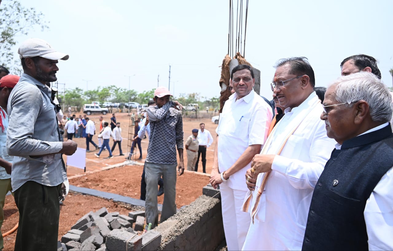 CG News- सुशासन तिहार के अंतर्गत इस ग्राम में पहुंचे मुख्यमंत्री विष्णु देव साय: निर्माणाधीन महतारी सदन का लिया जायजा, पानी से की तराई…
