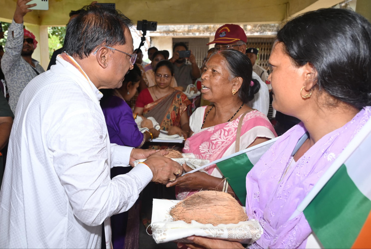 CG NEWS: तिरंगा यात्रा में शहीदों के परिजनों को मुख्यमंत्री साय ने शाल और श्रीफल भेंटकर जताया श्रद्धा और सम्मान…