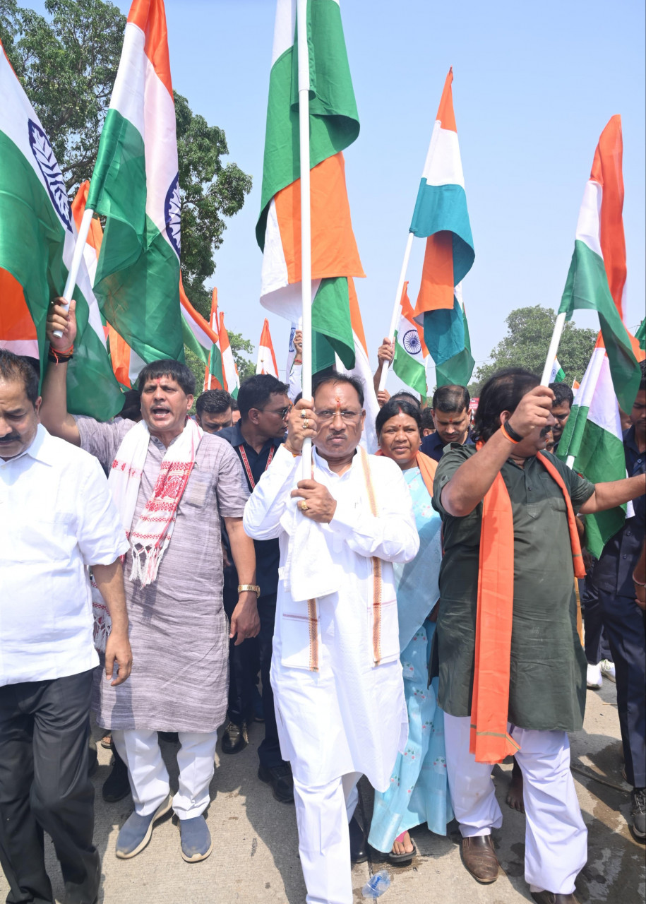 CG NEWS: मुख्यमंत्री विष्णु देव साय की अगुवाई में निकली तिरंगा यात्रा, भारत माता की जय और तिरंगे झंडे की जयकार से गूंज उठा पूरा वातावरण…