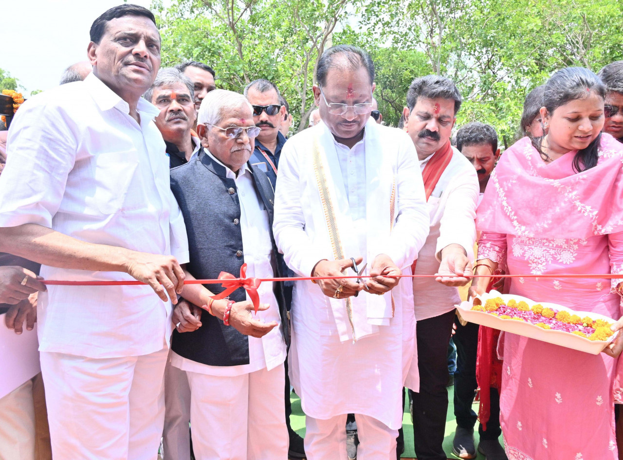 CG NEWS: सुशासन तिहार के तहत हितग्राहियों को सौंपे गए उनके सपनों के आशियाने, मुख्यमंत्री साय ने कहा – “यह सिर्फ एक घर नहीं, सम्मानजनक जीवन की नई शुरुआत है”….