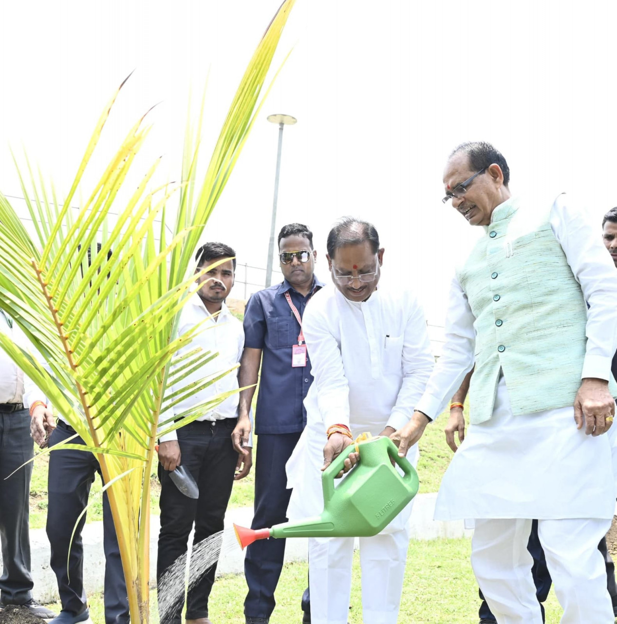 CG News- हरित छत्तीसगढ़ की ओर एक कदम: केंद्रीय मंत्री शिवराज सिंह चौहान ने किया सेंट्रल पार्क में वृक्षारोपण…. CG News- हरित छत्तीसगढ़ की ओर एक कदम: केंद्रीय मंत्री शिवराज सिंह चौहान ने किया सेंट्रल पार्क में वृक्षारोपण….