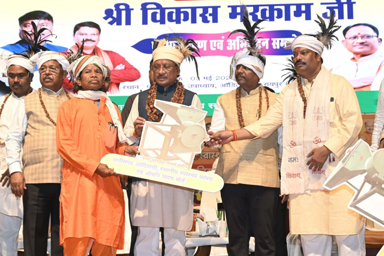 CG News: मुख्यमंत्री साय ने छत्तीसगढ़ पादप बोर्ड के अध्यक्ष विकास मरकाम को दी शुभकामनाएं, कहा- राज्य में जैव विविधता और पारंपरिक चिकित्सा पद्धतियों को मिलेगा बढ़ावा…