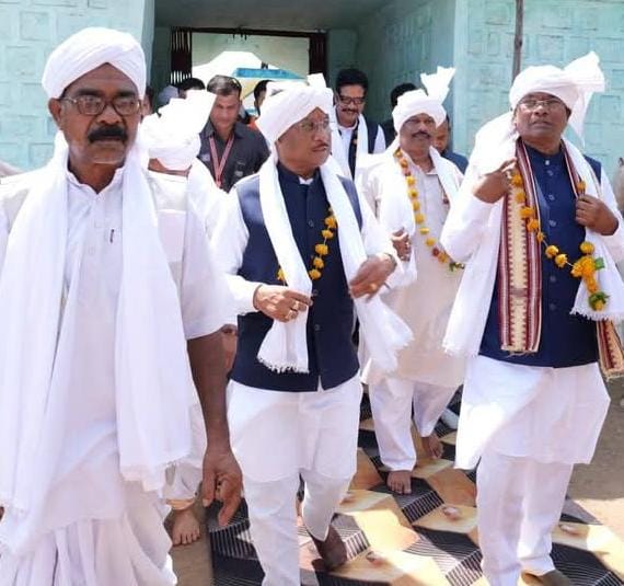 CG News: मुख्यमंत्री विष्णुदेव साय ने मध्यप्रदेश के मंडला जिले में चौगान मढ़िया में पूजा-अर्चना कर जनता के कल्याण और प्रदेश की समृद्धि के लिए की कामना…