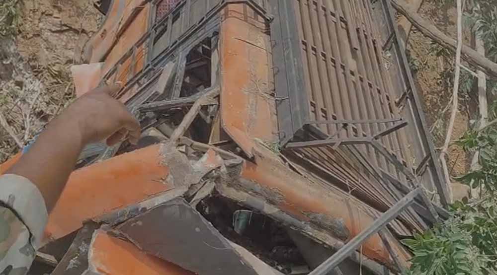 बलरामपुर जिले के कुसमी-चांदो मार्ग के कंठी घाट पर बरातियों से भरी बस नीचे गिरी, तीन की मौत, पांच दर्जन घायल