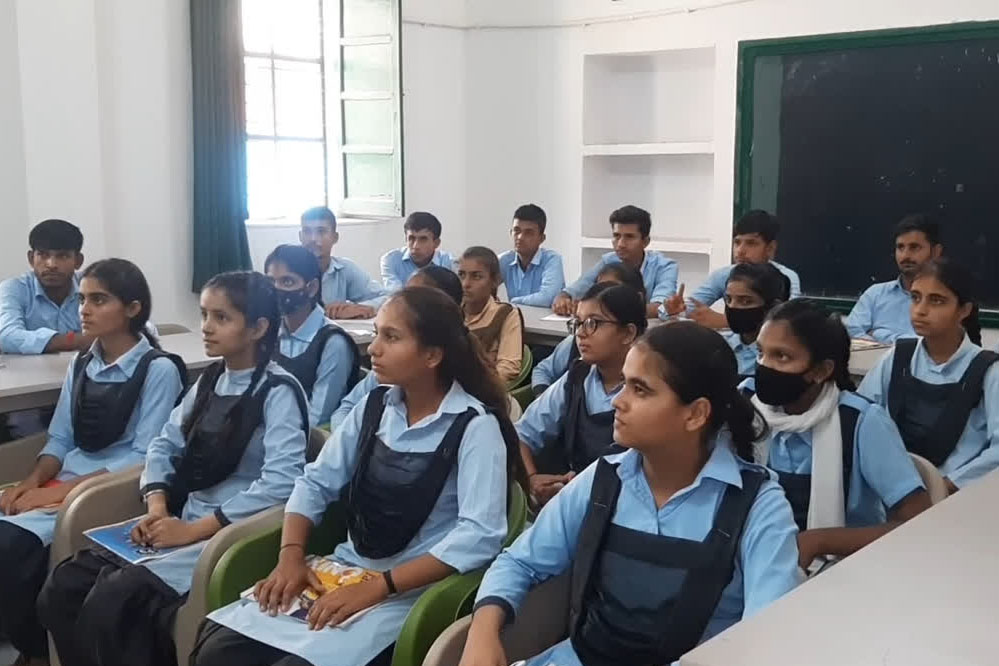 हजारों की संख्या में स्कूल बंद होने की बातें भ्रामक और तथ्यहीन