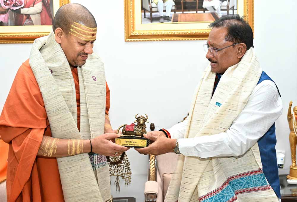 मुख्यमंत्री विष्णु देव साय से निरंजन पीठाधीश्वर महामंडलेश्वर डॉ. स्वामी कैलाशनंद गिरी जी महाराज ने की सौजन्य भेंट