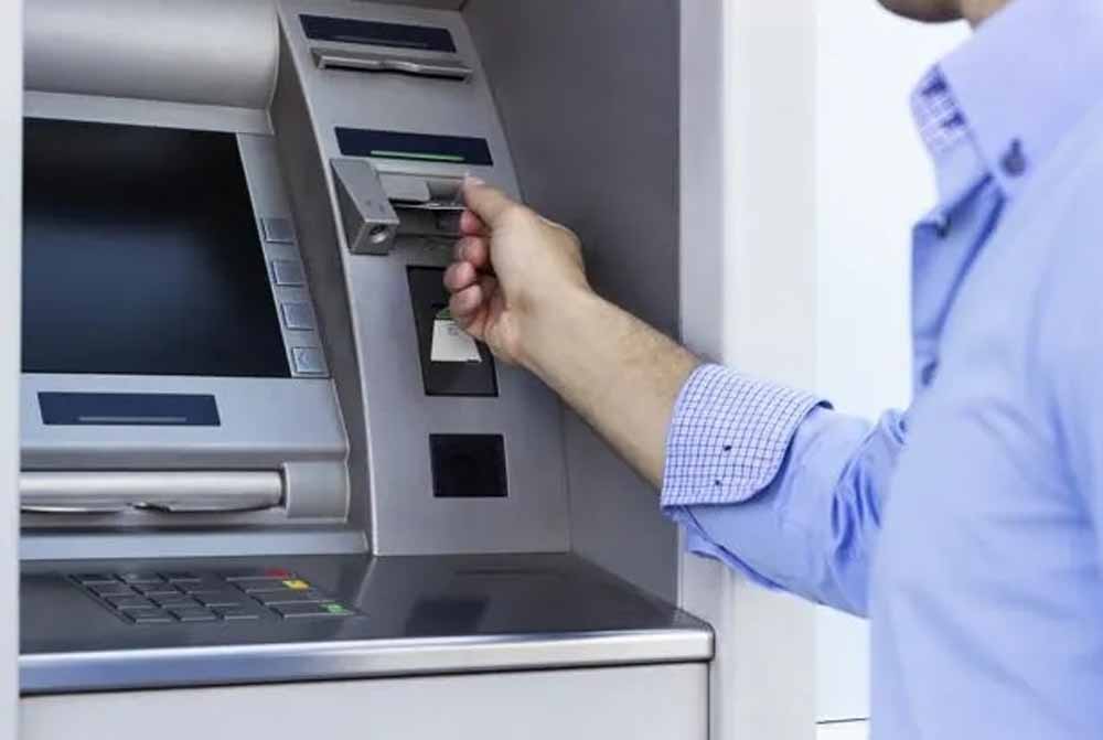 एटीएम से छेड़खानी कर ग्राहकों के उड़ाए पैसे