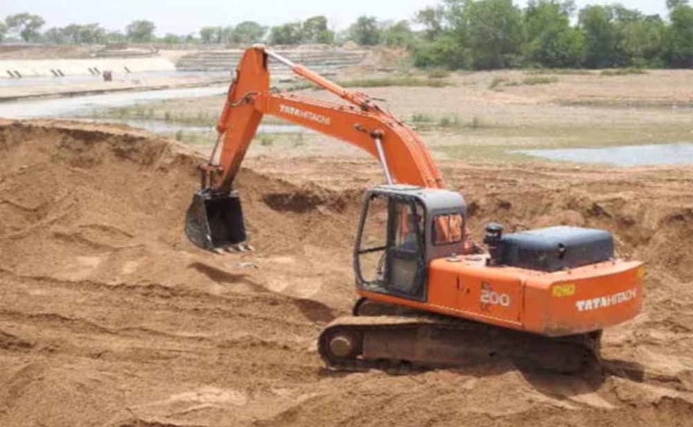 महासमुंद में अवैध रेत उत्खनन पर कड़ी कार्रवाई, 1 चैन माउंटेन वाहन जप्त