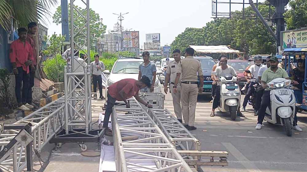 विश्व साइकिल दिवस पर आयोजित कार्यक्रम में हादसा, सेटअप गिरा, मजदूर को आई चोट