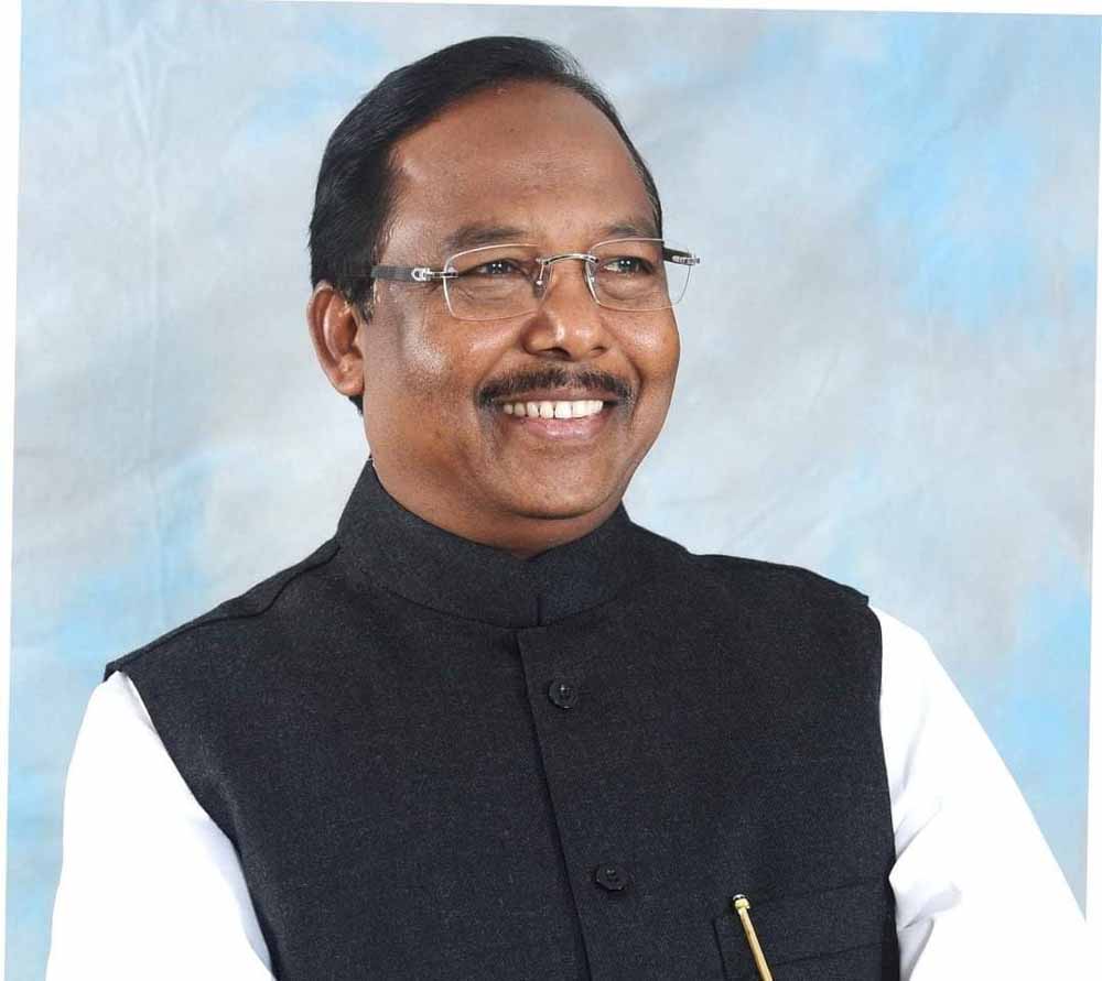 छात्रावास अधीक्षकों की पदस्थापना में पूर्ण पारदर्शिता बरती जाए : मंत्री नेताम