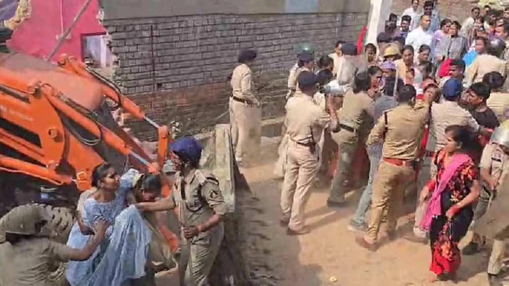 रायगढ़ में नये मरीन ड्राइव के निर्माण के लिए भारी विरोध के बावजूद तोड़फोड़ अभियान की शुरुआत रायगढ़ में नये मरीन ड्राइव के निर्माण के लिए भारी विरोध के बावजूद तोड़फोड़ अभियान की शुरुआत