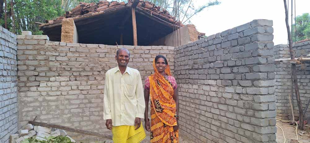 कच्चे मकानों की दीवार ही नहीं टूटी..मुसीबते भी टूट कर खुशियों को कर रही पक्का