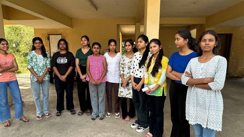 केटीयू में छात्राओं के साथ अभद्रता, कार्रवाई नहीं होने पर आक्रोशितों ने किया प्रदर्शन केटीयू में छात्राओं के साथ अभद्रता, कार्रवाई नहीं होने पर आक्रोशितों ने किया प्रदर्शन