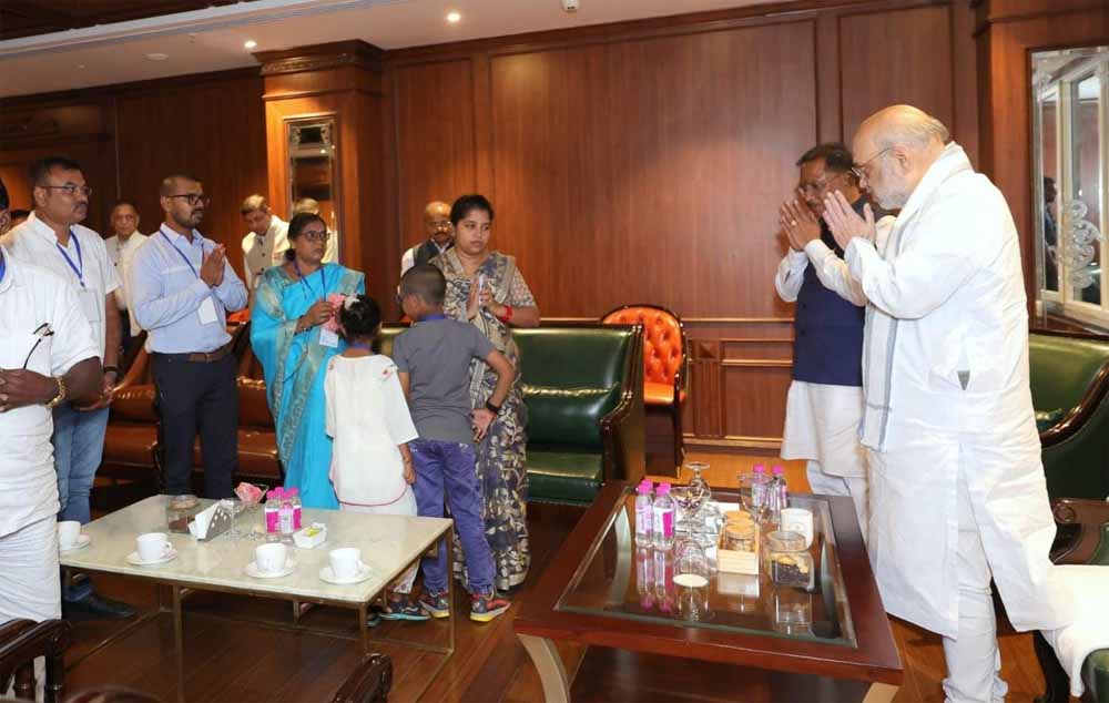 शहीद एएसपी आकाश राव गिरिपुंजे के  परिजनों से केंद्रीय गृह मंत्री शाह ने की मुलाकात, श्रद्धांजलि की अर्पित