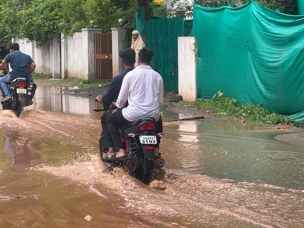 हल्की बारिश में जलभराव से जनजीवन अस्त-व्यस्त हल्की बारिश में जलभराव से जनजीवन अस्त-व्यस्त