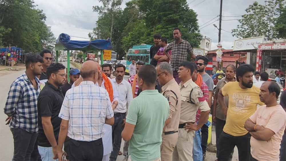 कटघोरा में शहरवासियों ने बिजली-पानी की समस्या से परेशान हो कर किया चक्काजाम