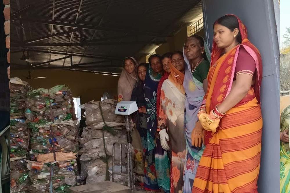 बेमेतरा : ग्रामीण क्षेत्र में प्लास्टिक कचरे का सुरक्षित निपटान बना आय का साधन