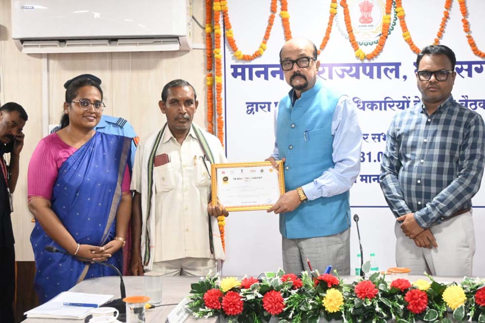 राज्यपाल रमेन डेका ने मोहला मानपुर अंबागढ़ जिले में प्रशासनिक अधिकारियों की ली बैठक राज्यपाल रमेन डेका ने मोहला मानपुर अंबागढ़ जिले में प्रशासनिक अधिकारियों की ली बैठक