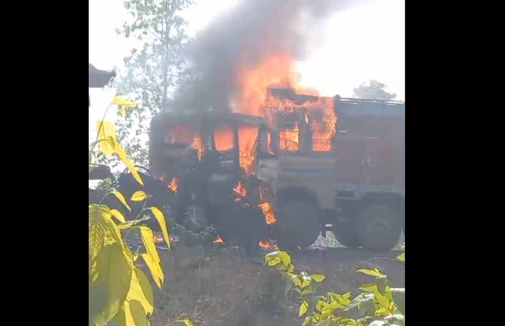 रायगढ़ में एक दर्दनाक सड़क हादसा: ट्रेलर और हाइवा में आमने-सामने की भिड़ंत, एक चालक की जिंदा जलकर मौत, दूसरा गंभीर