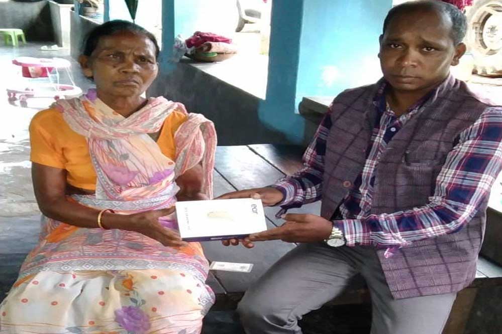 रायपुर : मुख्यमंत्री कैंप कार्यालय की पहल से श्रवण दोष पीड़ित बुंदा लकड़ा को मिला श्रवण यंत्र