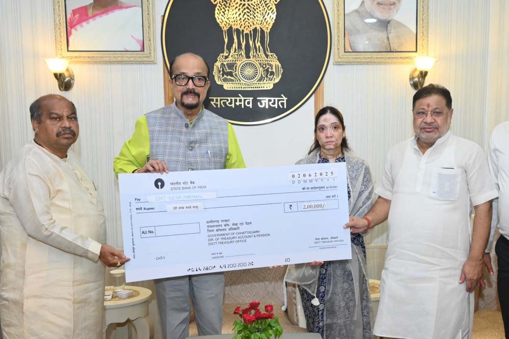 राज्यपाल  डेका ने पहलगाम आतंकी हमले में जान गंवाने वाले स्वर्गीय  अग्रवाल के परिजनों को दी 2 लाख रूपये की सहायता राशि