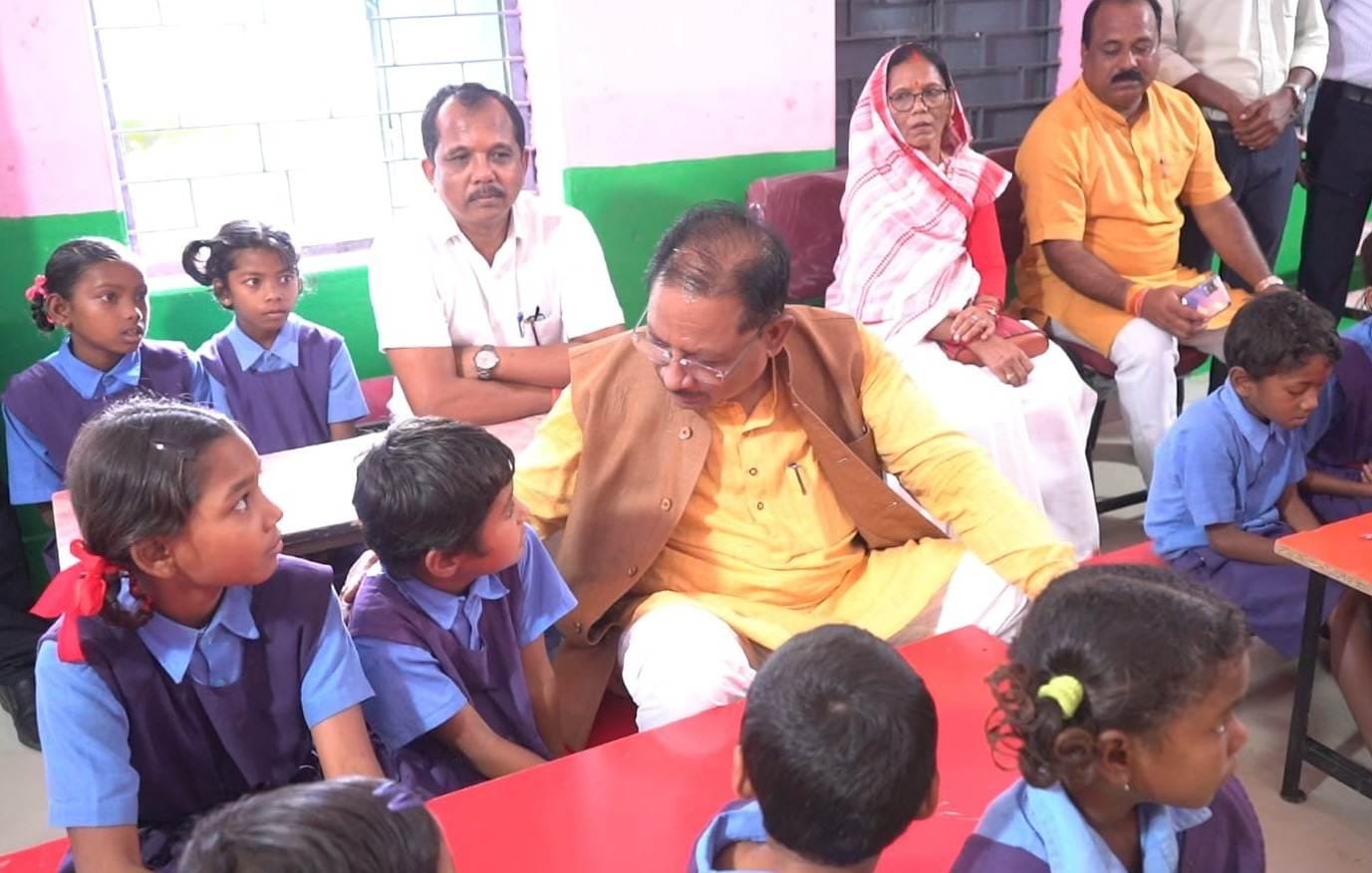 ….जब मुख्यमंत्री विष्णु देव साय नन्हें बच्चों के बीच बैठकर स्मार्ट क्लास-रूम से हुए रू-ब-रू,CM बोले “पढ़ाई ठीक से करना है न… मोबाइल ज्यादा नहीं देखना”