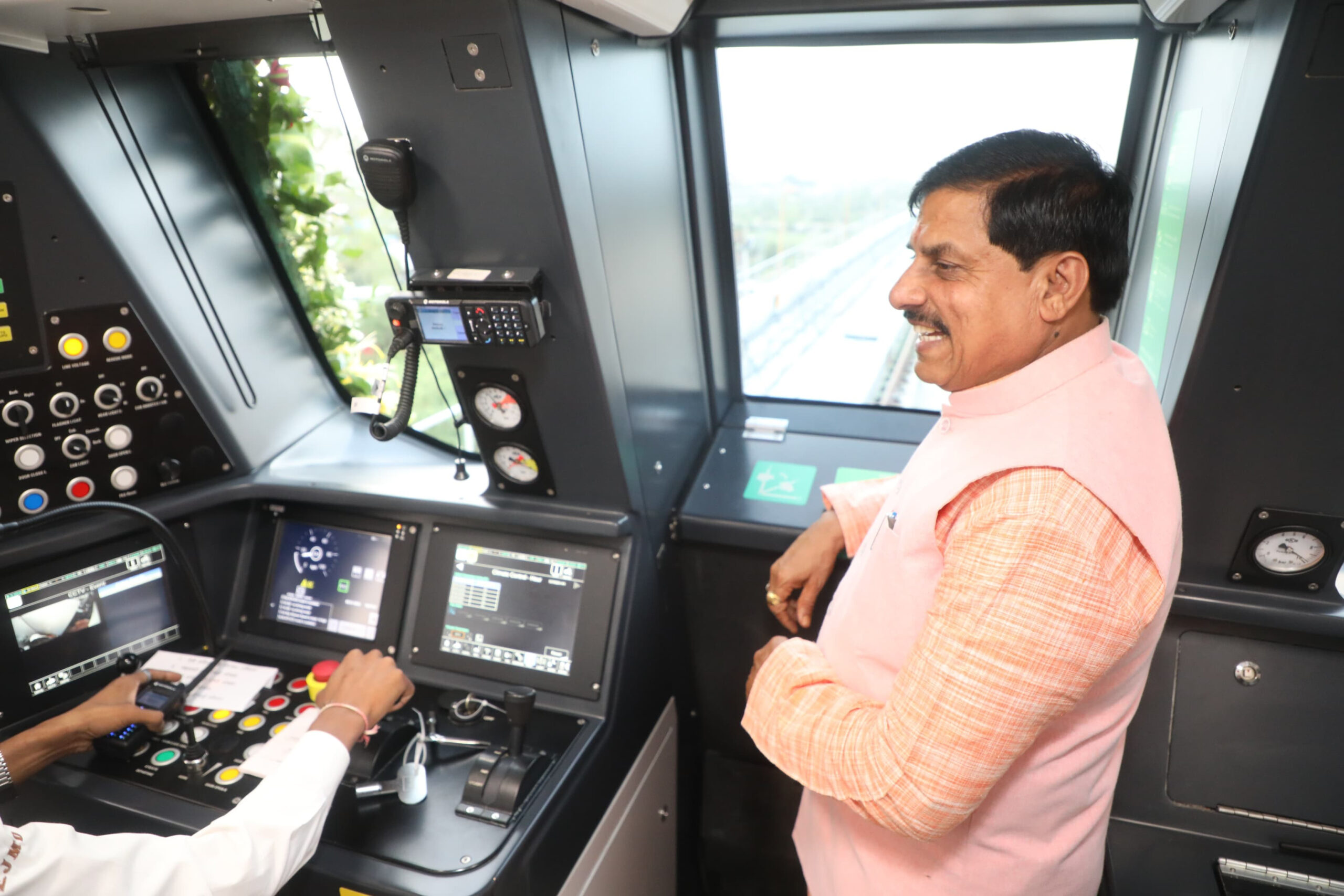 MP News: मुख्यमंत्री डॉ. मोहन यादव ने किया इंदौर मेट्रो का निरीक्षण, यात्रियों से संवाद कर जाना अनुभव…