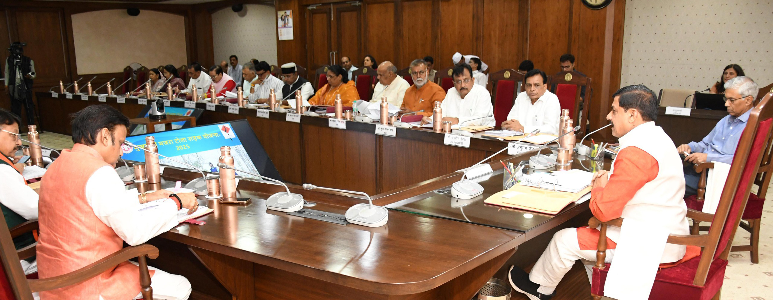 CM डॉ. मोहन यादव की अध्यक्षता में मंत्रिमंडल की बैठक सम्पन्न, प्रदेश की 20 हजार 600 सुदूर बसाहटों को मुख्य मार्ग से जोड़ने 21 हजार 630 करोड़ रूपये की सैद्धांतिक स्वीकृति…