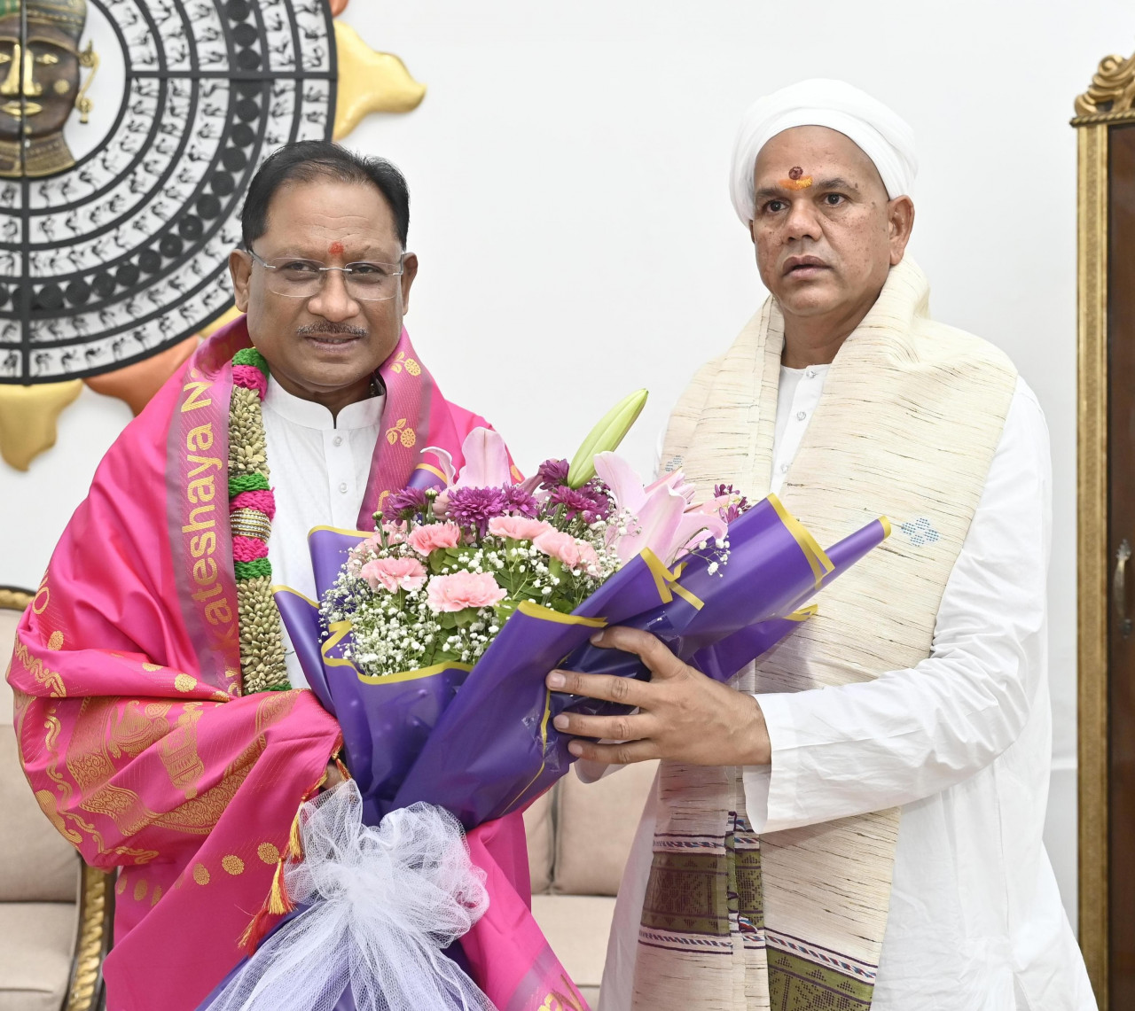 CG NEWS- मुख्यमंत्री विष्णु देव साय से रावतपुरा सरकार जी की सौजन्य भेंट, स्मृति चिन्ह भेंट कर किया आत्मीय स्वागत….