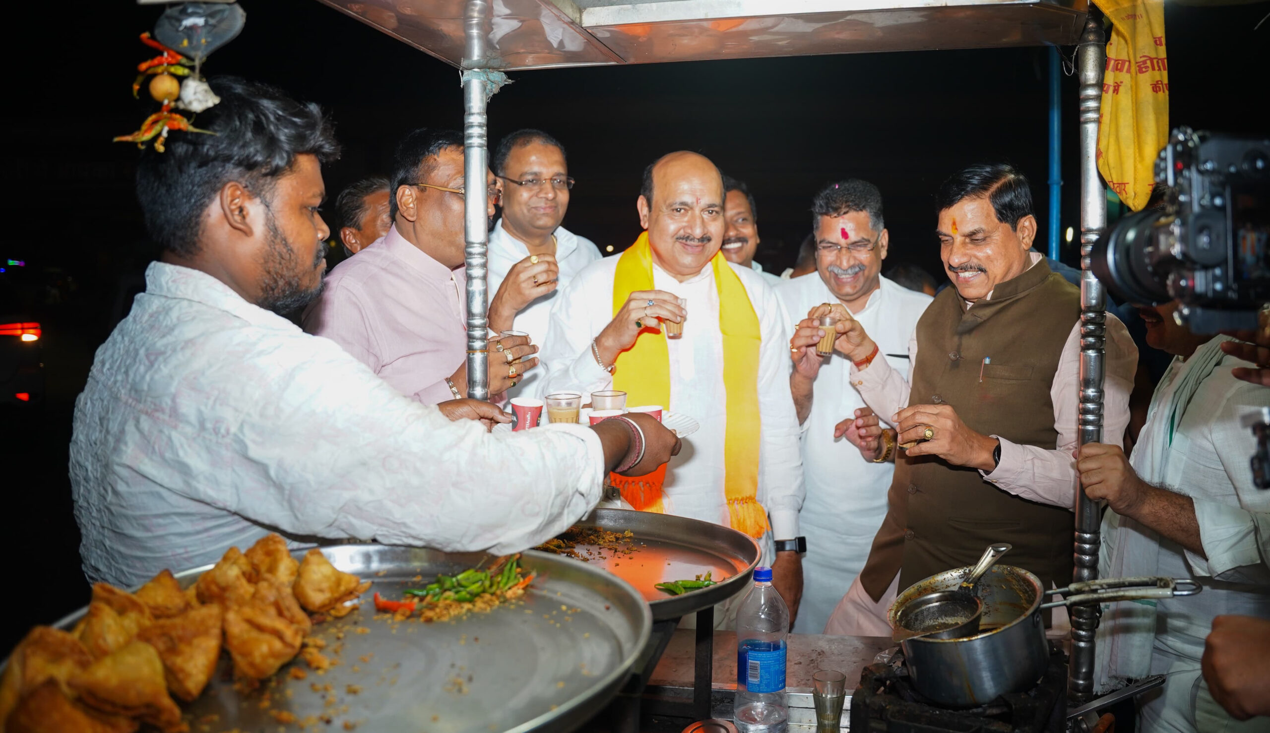 MP News: मुख्यमंत्री डॉ. मोहन यादव ने काफिला रोक कर शंकर चाट भंडार में लिया चाय का आनंद….
