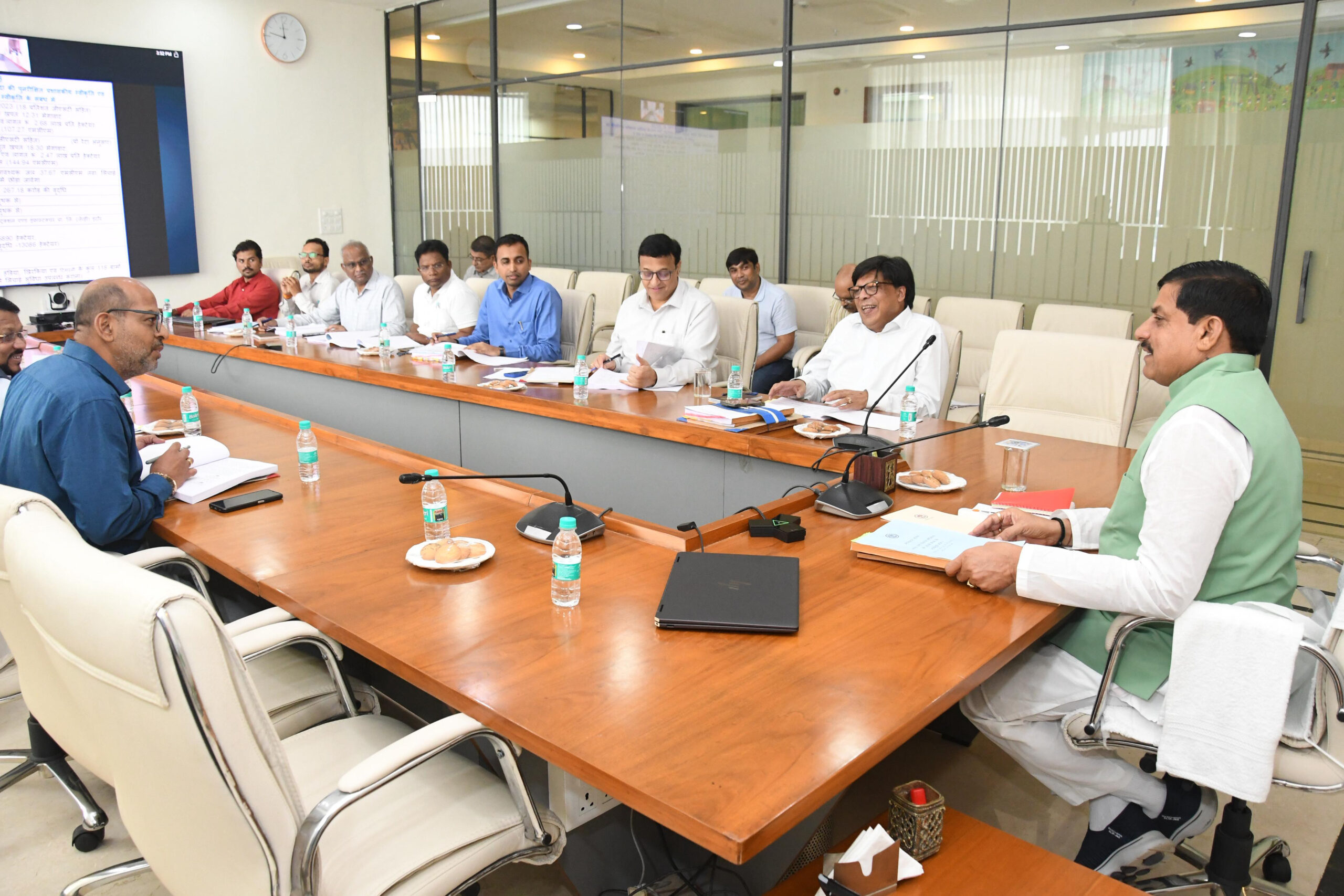 MP NEWS: नर्मदा घाटी परियोजनाओं के संचालन में सौर ऊर्जा को प्रोत्साहित किया जाए : मुख्यमंत्री डॉ. यादव…