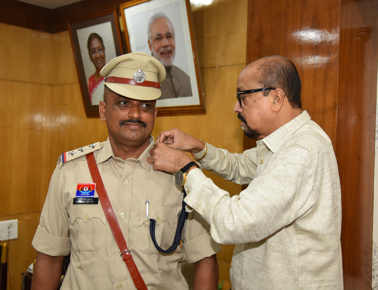 CG NEWS: राज्यपाल रमेन डेका ने निरीक्षक नीलकिशोर अवस्थी को डीएसपी पद पर स्टार लगाकर दी शुभकामनाएं….