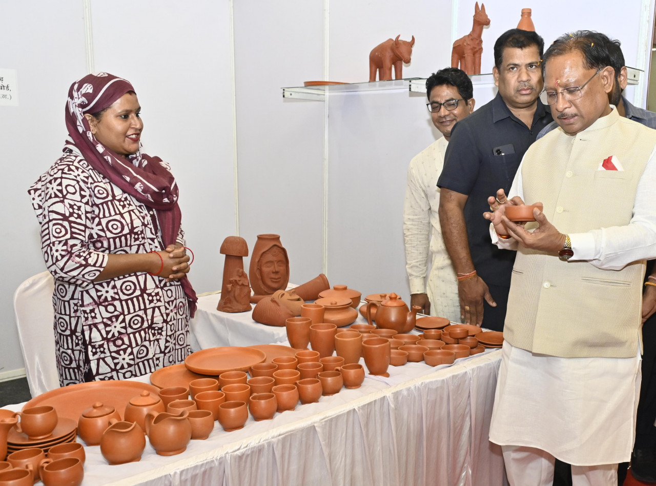 CG NEWS: मुख्यमंत्री साय ने हस्तशिल्पियों को औजार उपकरण योजना अंतर्गत अनुदान राशि का किया वितरण, CM ने कहा- राज्य के हस्तशिल्पियों को मिलेगा नया आयाम….