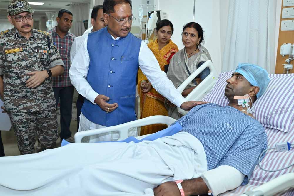 सीएम विष्णु देव साय नक्सली हमले में घायल हुए जवानों का हालचाल जानने अस्पताल पहुँचकर उनसे मुलाकात की सीएम विष्णु देव साय नक्सली हमले में घायल हुए जवानों का हालचाल जानने अस्पताल पहुँचकर उनसे मुलाकात की