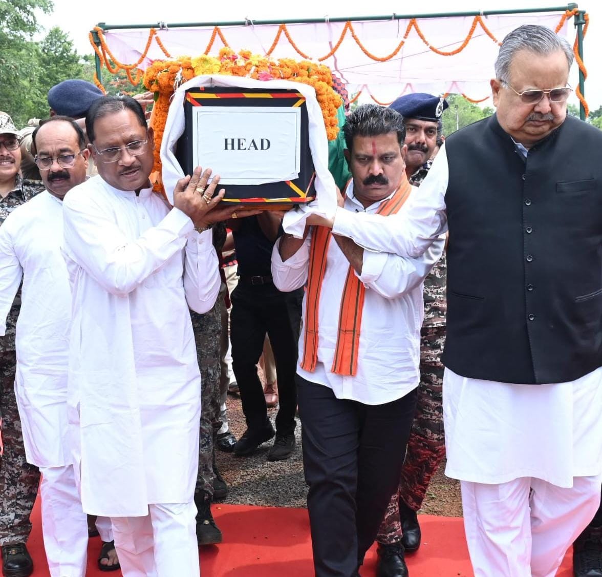 CG NEWS: मुख्यमंत्री विष्णुदेव साय ने शहीद एएसपी आकाश राव गिरपुंजे को दी श्रद्धांजलि, पार्थिव शरीर को कंधा देकर दी अंतिम विदाई…. CG NEWS: मुख्यमंत्री विष्णुदेव साय ने शहीद एएसपी आकाश राव गिरपुंजे को दी श्रद्धांजलि, पार्थिव शरीर को कंधा देकर दी अंतिम विदाई….