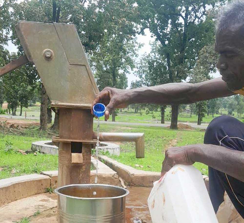 ग्राम राँपा में हैंडपंप के जल स्रोत में क्लोरीनेशन से ग्रामीणों को मिला स्वच्छ जल का तोहफ़ा