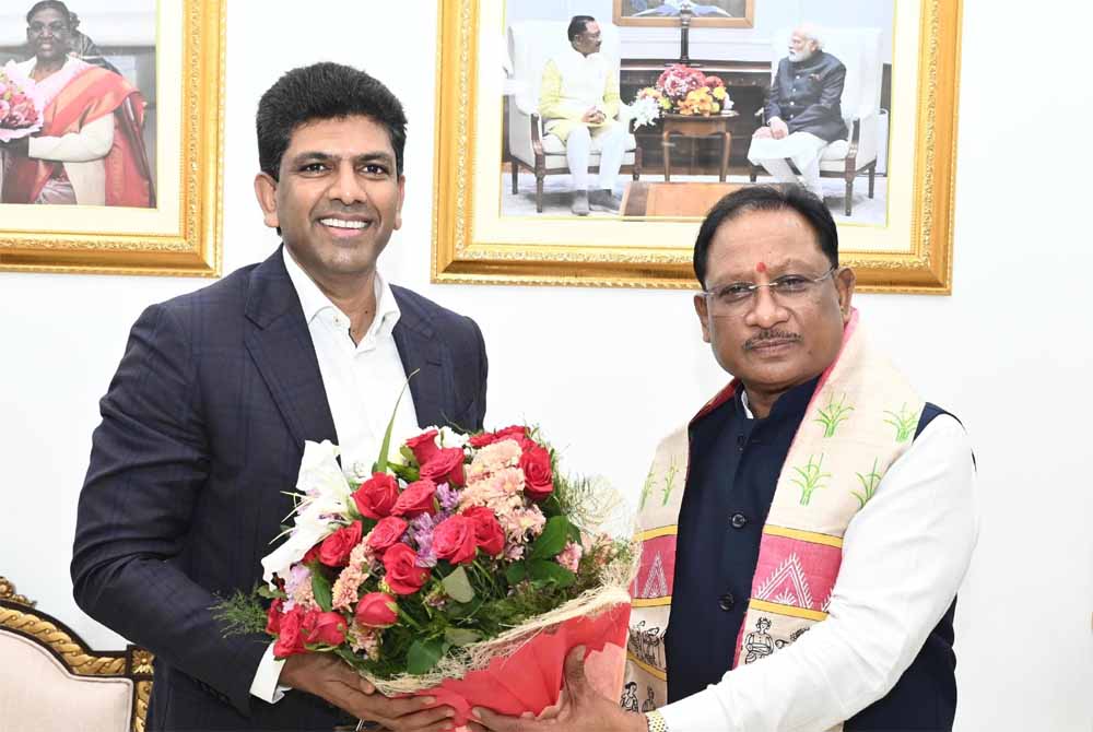 मुख्यमंत्री विष्णु देव साय से केंद्रीय संचार एवं ग्रामीण विकास राज्य मंत्री डॉ. चन्द्रशेखर पेम्मासानी ने की सौजन्य मुलाक़ात