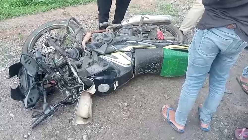 तेज रफ्तार ट्रेलर की टक्कर से युवक की मौत, 3 युवतियां गंभीर रूप से घायल