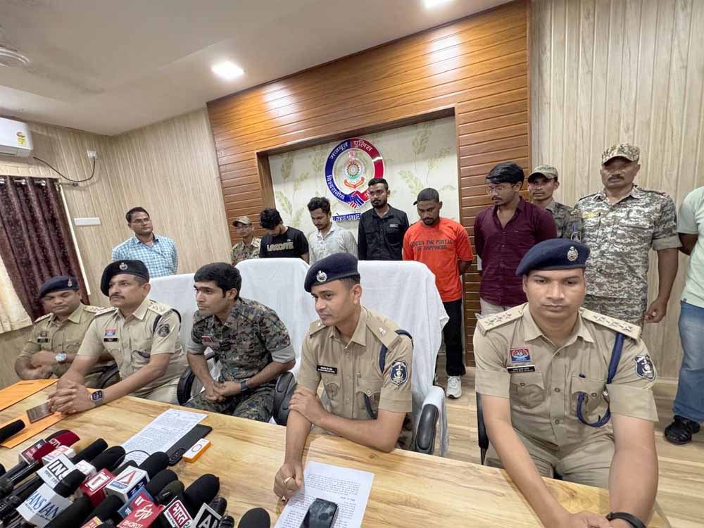 11 राज्यों में करोड़ों की ठगी करने वाले 5 अंतर्राज्यीय ठग, पुलिस हिरासत में