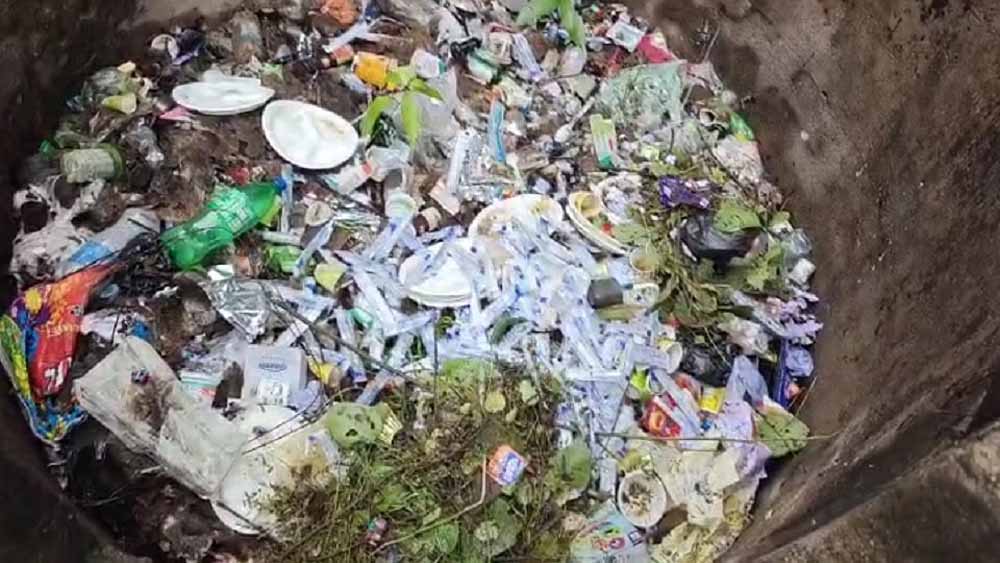 जांजगीर चांपा में पशु चिकित्सा विभाग ने बीमार पशुओं की सरकारी दवाइयों को कुएं में फेंका