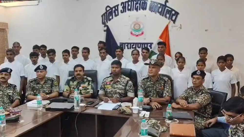 नक्सलवाद के खिलाफ अभियान जारी, 8 महिला समेत 22 नक्सलियों ने किया सरेंडर