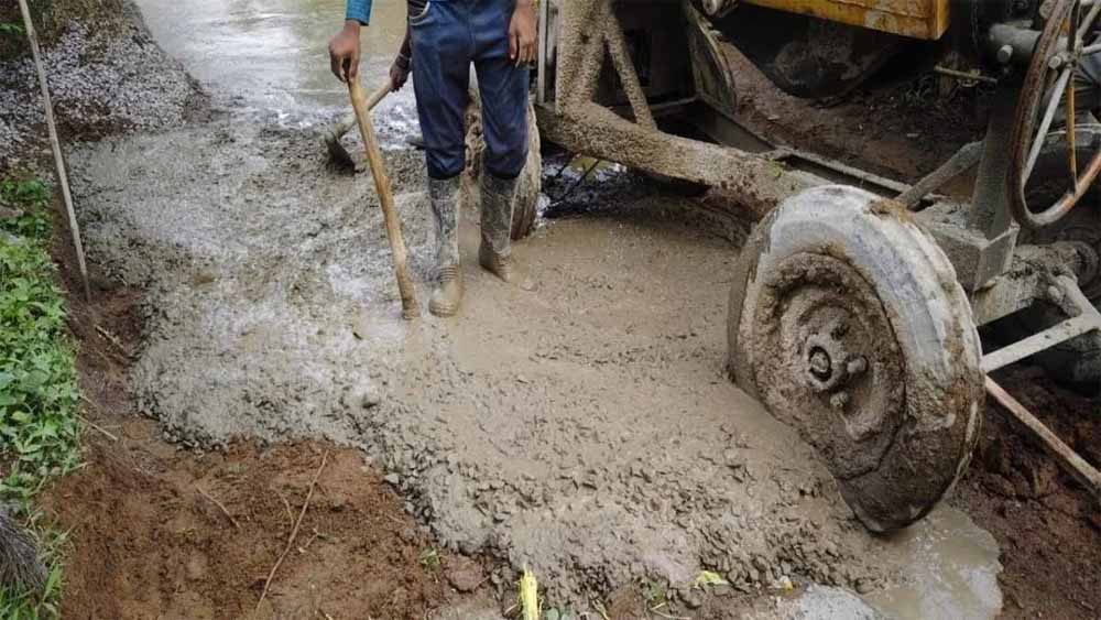 सीसी रोड में घटिया निर्माण का खुलासा: 8 की जगह 4 इंच में हो रही ढलाई, कलेक्टर ने दिए जांच के आदेश