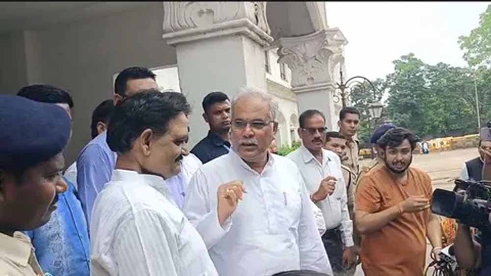 बेटे से मिलने ईडी दफ्तर पहुंचे भूपेश बघेल, बोले– बेवजह फंसाया जा रहा है चैतन्य को बेटे से मिलने ईडी दफ्तर पहुंचे भूपेश बघेल, बोले– बेवजह फंसाया जा रहा है चैतन्य को