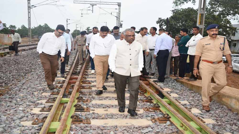 रेल महाप्रबंधक ने अभनपुर स्टेशन और निर्माणाधीन राजिम स्टेशन का किया निरीक्षण